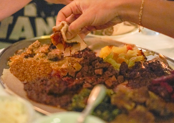 Äthiopisches Essen, mit Fladenbrot mit der Hand aufgenommen