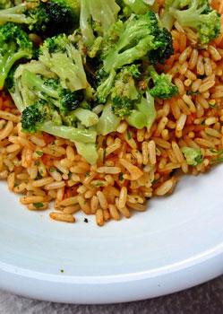 Ein Teller mit Reis und Brokkoli