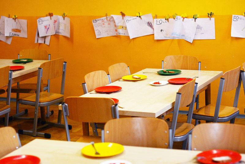 Ein Kindergartenraum mit gedeckten Tischen