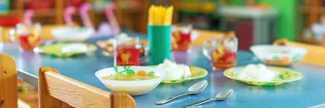 Ein gedeckter Tisch in einer Kindertagesstätte