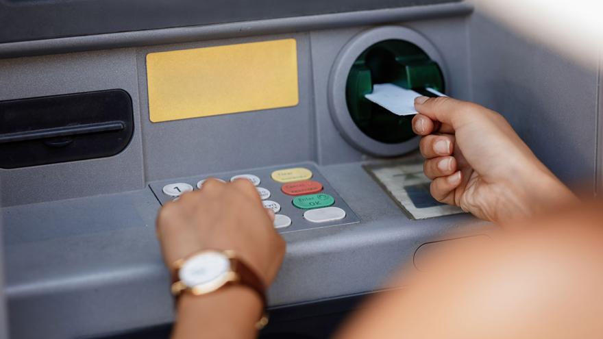 Jemand habe am Geldautomaten Bargeld mit einer Bankkarte ab