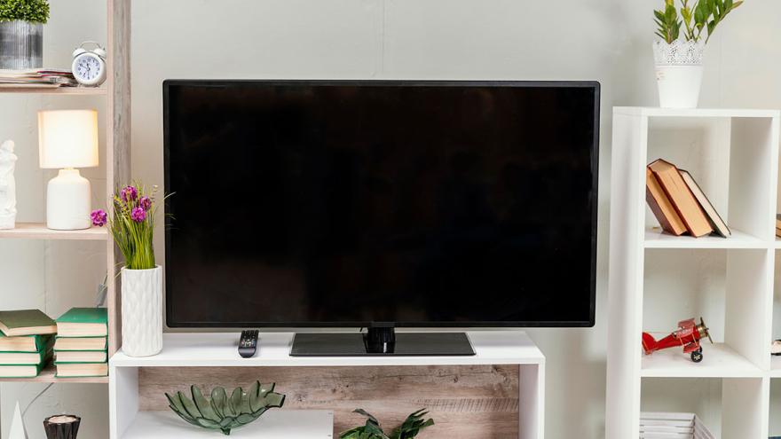 Ein großer Fernsehbildschirm in einem Wohnzimmer 