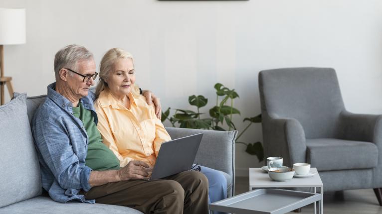 Schmuckbild: Älteres Ehepaar, die gemeinsam auf einen Laptop schauen